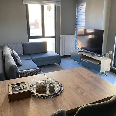 Apartmán Sevimli Mustakil Apartman Bir Yatak Odasi Bir Salon Ve Balkonlu *